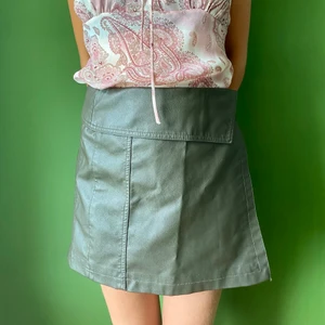 Läderkjol från Mango - Brun läderkjol från mango. Stängs med knappar och inbyggt skärp. Använd sällan, väldigt fint skick. 