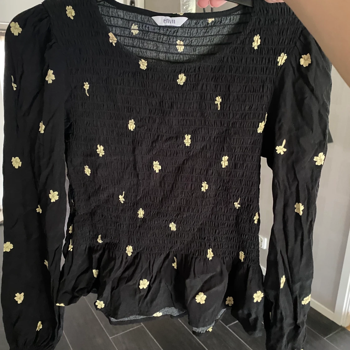 Somrig topp med gula blommor  - 25