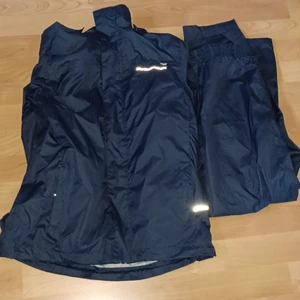 Regnställ - Både jacka och byxor, aldrig använt 