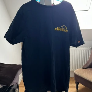 Mörkblå oversized t-shirt - Detta plagg är jag inte intresserad i länge. Den har ett fint tryck men det är tyvärr fått lite färg på sig 