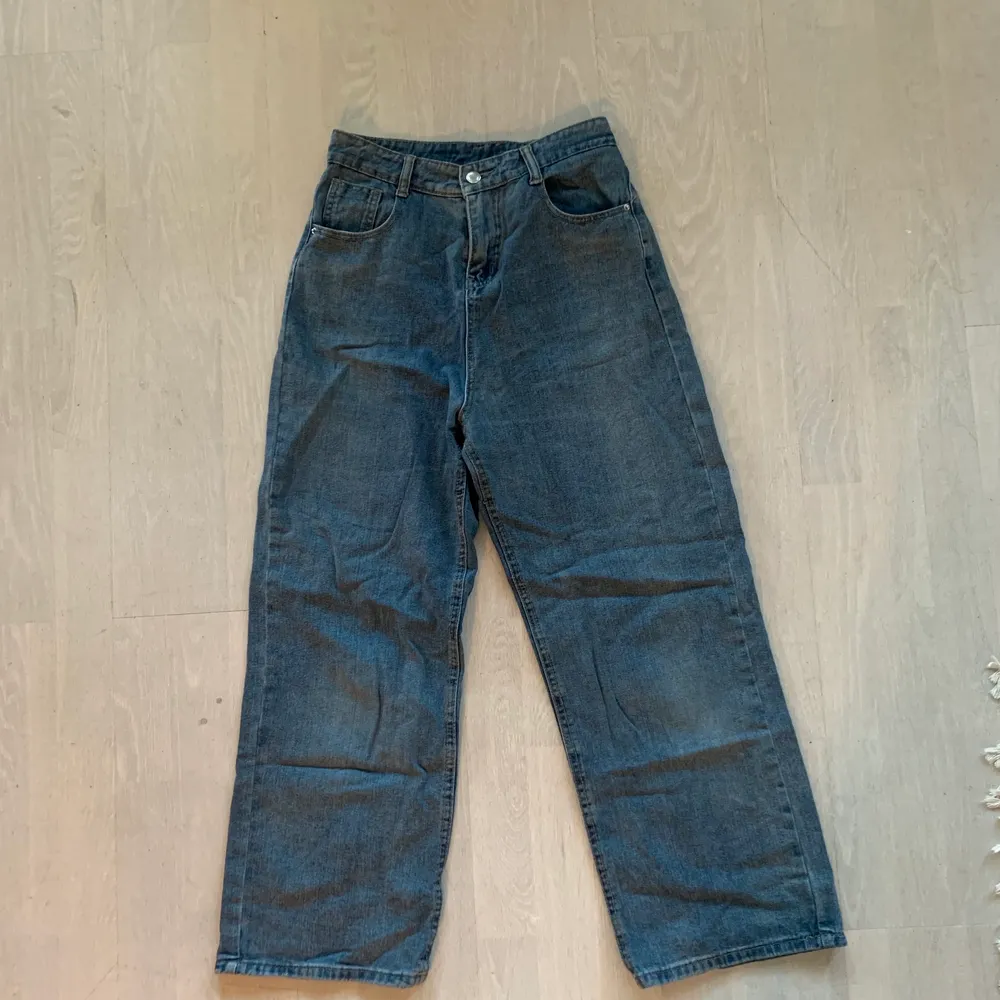 Ett par blå wide leg jeans med hög midja. Östasiatisk storlek L men passar västerländsk XS/S. Insydd midja, mått 65 cm. Längd från midja till änden av byxbenet: 96 cm. . Jeans & Byxor.