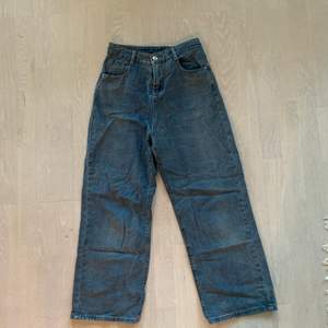 Ett par blå wide leg jeans med hög midja. Östasiatisk storlek L men passar västerländsk XS/S. Insydd midja, mått 65 cm. Längd från midja till änden av byxbenet: 96 cm. 