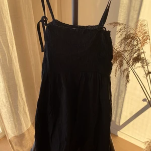 Klännkng - KÖP 3 BETALA FÖR 2 PÅ ALLT Svart klänning köpt på loppis, väldigt söt.