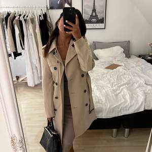 Trenchcoat från H&M. Använd ett par gånger och har ingen skada. 💞