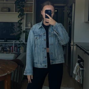 Jeansjacka - Klassisk från Levis! Knappt använd!! 