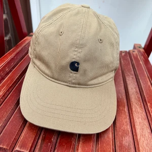 CARHARTTKEPS - Beige Carharttkeps, HELT OANVÄND. Kan mötas upp alternativt köparen står för frakt.  