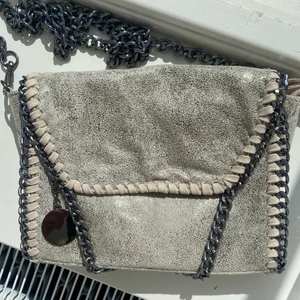 Kedjeväska - Stella Mccartney liknande väska köpt i spanien, säljer pga att jag inte fått användning för den. Aldrig använd💕 Köptes för 400kr