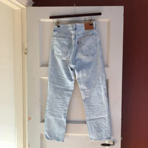 Levis 501 - Åh jag älskar dom här byxorna, dom sitter väldigt snyggt om man är lite timglas formad. Levis 501 storlek 25, dom är lite för korta för mig som är 174!  Dom har lite stretch i sig och sitter superfint! 