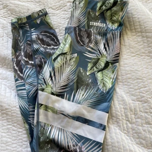 Träningsbyxor  - Säljer nu mina nästan oanvända träningsbyxor ifrån Stronger!