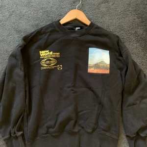 Tröja med space tema - En tjock tröja i bra skick!  Säljer eftersom jag inte använder och den är något för liten. Bra i storlek dock.  Passar jätte bra med baggy jeans! Vid frågor hör gärna av dig så löser vi det ♥️ 