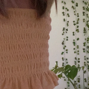 Jätte fin orange topp! - Jätte jätte jätte gulligt orange topp tidigare köpt från h&m, skulle själv gärna velat behålla det men banden sitter för stort! Tidigare köpt för ca 150 kr, Kontakta mig vid intresse! <3333