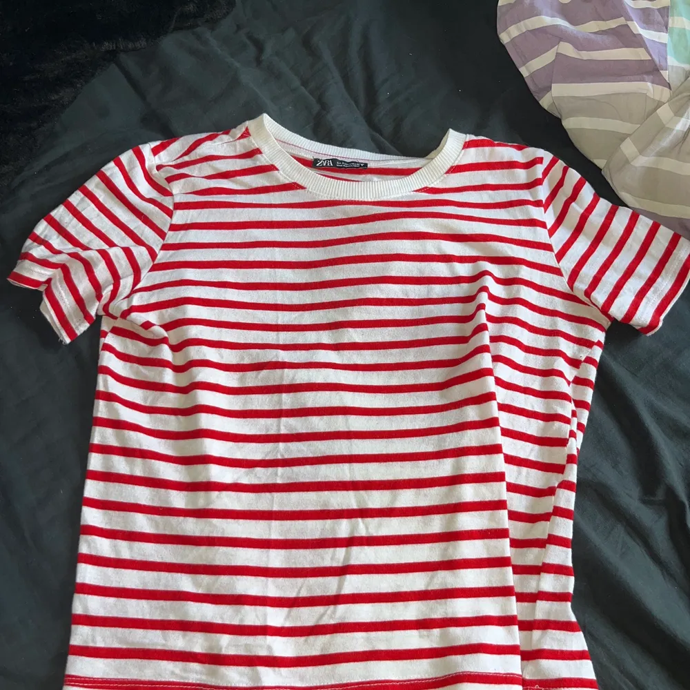 Röd randig zara T-shirt, väldigt skönt material och mjukt, endast använd två gånger. T-paidat.