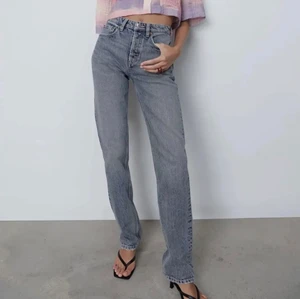 Lågmidjade jeans - Säljer dessa supersnygga grå/blå mid-rise jeansen ifrån Zara som inte säljs längre!💓
