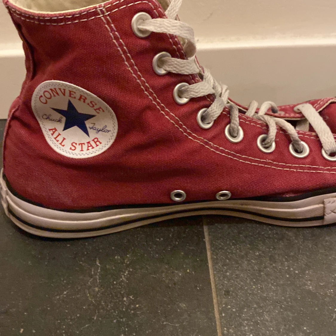 Röda höga converse  - 91