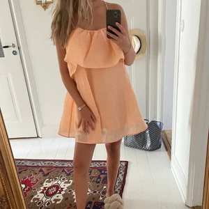 Klänning peach - Klänning från HM med underklänning, en super fin peachig färg med korsad rygg som går att justera 😍
