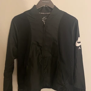 Nike jacka - Tunn Nike jacka/kofta som nu är för liten för mig🥰 Köpt på Intersport för 500kr❤️ Aldrig använt! Går att använda som kofta eller jacka.