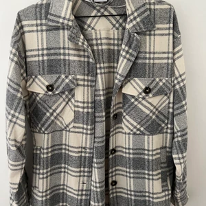 Skjortjacka, strl S  - Rutig skjortjacka i grått och vitt. Storlek S.  Aldrig använd. Frakt ingår ej i priset