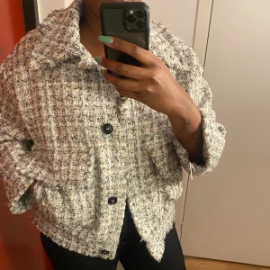 HM jacka storlek M  - Jacka i texturerad väv med krage, knappar fram, nedfällda axlar och långa ärmar. Två stora framfickor med lock som även döljer ett par sidfickor. Fodrad i vävt tyg av återvunnen polyester  Polyester 100%  I bra skick har använt några gånger 