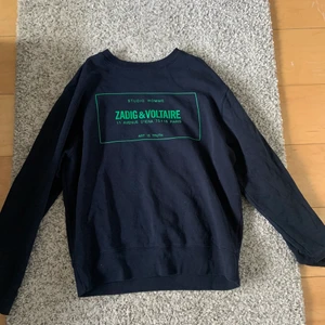 Zadig & Voltaire sweatshirt - Säljer denna snygga tröja då den inte kommer till användning Fantastiskt skick, sällan använd Storlek M Nypris 2000 sek Inga byten Den är marinblå