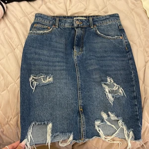 Jeanskjol i strl 36 - Använd 3 gånger under de senaste 3 åren. Fortfarande i lika bra skick. Strl 36 Köparen står för frakten 