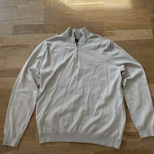 Quarter zip tröja i stl M. Tröjan är i bra skick och köptes i våras :)