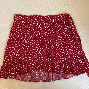 kort omlott kjol 40kr❤️ - En kort omlott kjol från shein som jag bara har använt 2 gånger för 40kr. Är i storlek XL