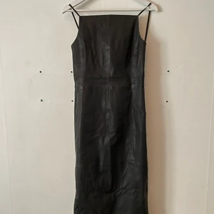 COS Klänning i 100% läder, strl. 38 - Helt oanvänd, nyskick. Inga skador eller defekter. Säljs pga felköp. Nypris 3500