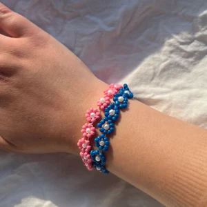 Egengjorda smycken - Säljer dessa egengjorda armbanden med blommor, finns i andra färger också, skicka privat så kan jag skicka bild på vad som finns. 50kr/st gör i olika storlekar och färger. Frakt 15kr🤩🫶🏼🙌🏼