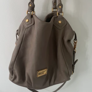 Marc by jacobs  - Säljer denna Marc by jacobs väska,  knappt använd så den är som nyskick. Modellen säljs inte längre men den var dyr vid inköp❤️ köp direkt för 1800 (många intresserade så de blir först till kvarn!) 