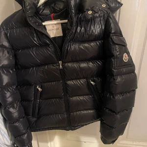 Moncler jacka  - Moncler i jacka i marinblå i storlek xs eller storlek 14 barn. Nypris: 8000 säljer för: 4500 Helt äkta, äktighetsbevis tillkommer