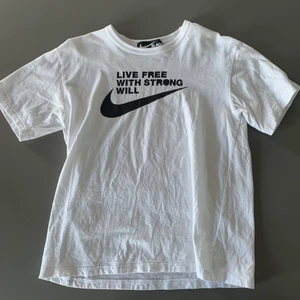 Comme des garcons Black t shirt - Comme des garcons Black x nike t shirt i bra skick! Storlek L men sitter som S/XS