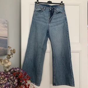 Wideleg-jeans från Weekday - Säljer dessa då de är för stora på mig:/ Har används några gånger men de är i bra skick. Passar dig som brukar ha storlek M till XL på dina byxor, beroende på hur tight du vill att de ska sitta. Jag hoppas att de kan komma till användning hos någon annan💞