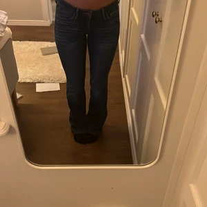 lågmidjade jeans!  - snygga lågmidjade bootcut jeans köpta på sellpy! säljer då de är lite för tights runt låren!