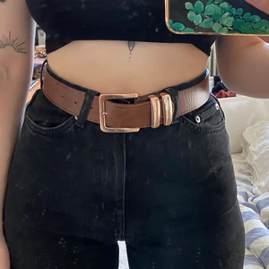 Skärp - Så fint skärp men tyvärr lite kort för mig. Möts i Stockholm eller skickar mot fraktkostnad 🥰