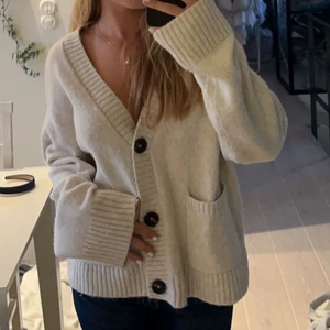 Stickad tröja - Stickad tröja från H&M. Använd ca 2 gånger så i nyskick. Andra bilden är från lova Widerbergs tik tok