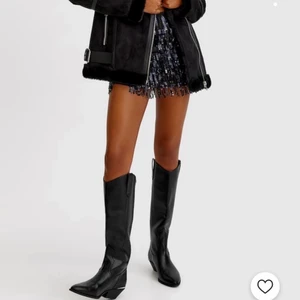 Boots - Säljer ett par helt nya och oanvända boots från pull&bear i storlek 37 (Köpte två storlekar). Så bekväma och snygga 