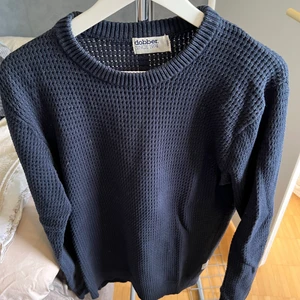 Dobber - Tröja från dobber. Storlek small. Marinblå.