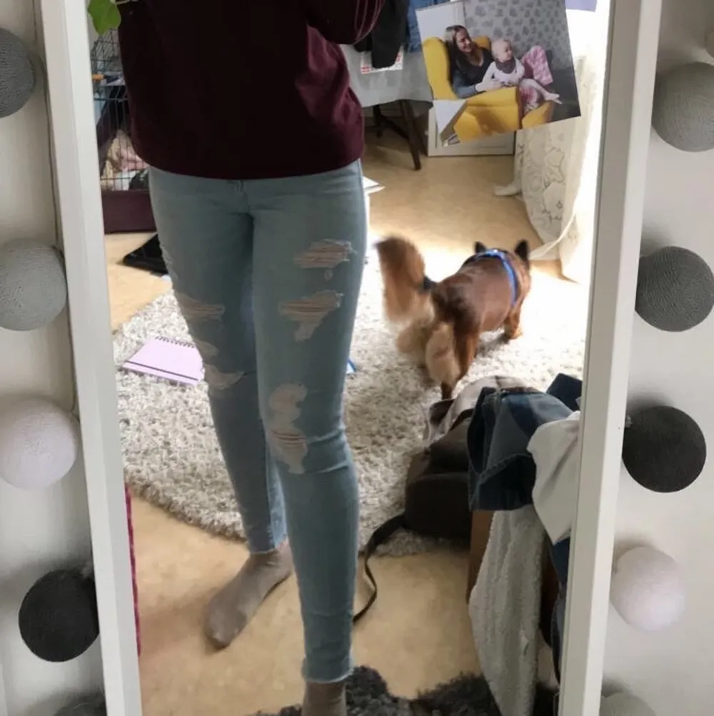 Sköna och fina jeans från abercrombie som tyvärr inte kommit till användning🤍 riktigt sköna och sparsamt använda, slutar strax över ankeln på mig som är 170cm lång. . Farkut & Housut.