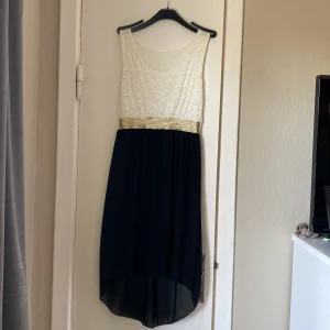Klänning  - Klänning, i gott skick, använt fåtal gånger 