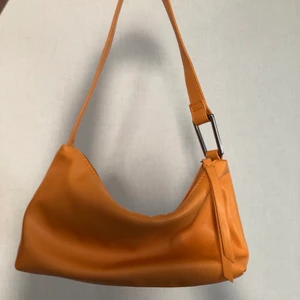 Pastel orange axelväska  - Helt ny oanvänd totebag i fin pastell orange färg. Har även ett inre fack i väskan. 