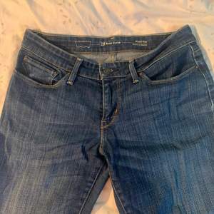 Snygga Levis jeans i bra skick som inte kommer till användning. Dom är låg midjade och ganska straight leg . Midjemått: 39 cm tvärs över. Innerbensmått: 70 cm. Är cirka 170 och dom är lite korta för mig. Skriv för fler bilder!