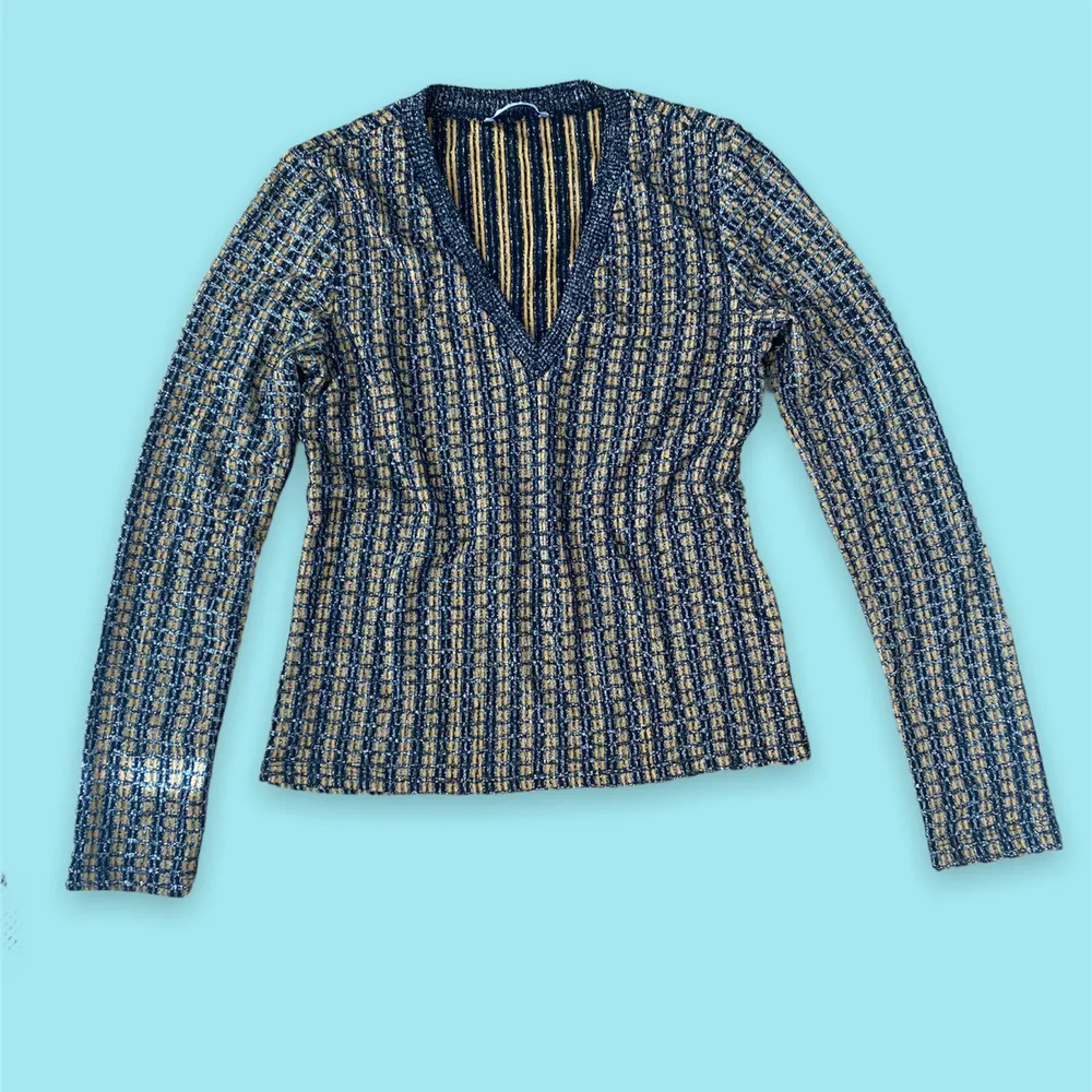Super fint glittrig tröja från Zara i storlek S. Inga tydliga tecken på användning. Frakt tillkommer. . Tröjor & Koftor.