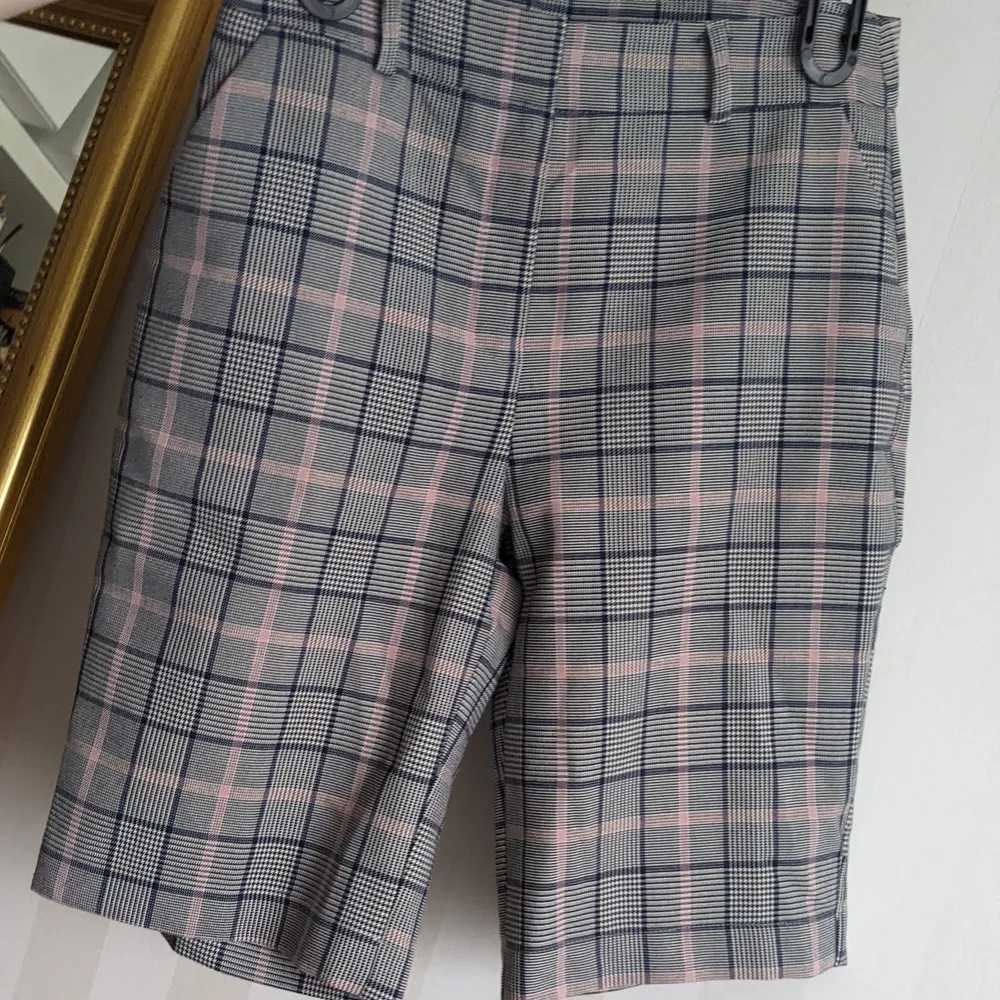 Hög midja. Längre shorts. Strax över knäna på mig som är 165 cm lång.   Perfekta till hösten med ett par höga boots eller stumbyxor och ett par kängor. . Shorts.