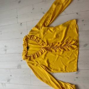 Gul blus - Gul blus ifrån ginatricot. Väldigt fint skick Strl 36 80kr + frakt