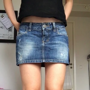 Jeanskjol mini - Superfin lågmidjad jeanskjol i den perfekta färgen från trf denim, som tyvärr är för stor för mig som brukar ha stl 34. Hur snygg tillsammans med ett par cowboyboots?? 🤩Skriv för mått mm 💗