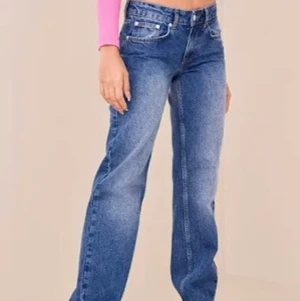 lågmidjade jeans - Säljer mina helt nya jeans från Nelly för att dom är för småa. dom har inga skador och bara testade en gång. Skriv för frågor☺️ Ny pris 599kr