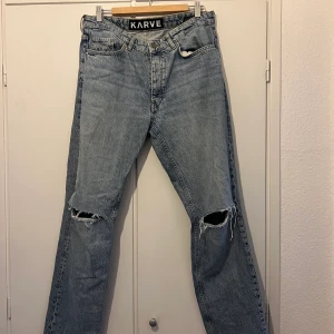 Karve jeans - Säljer dess byxor från Karve, herrbyxa, modell MD straight LA storlek W32 Gott skick, men använda Kan mötas upp i Stockholm eller frakta mot kostnad.  För mer information och bilder skriv till mig!