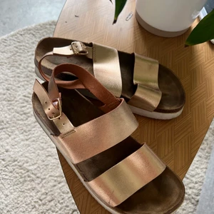 Sandal - Fin sandal i okej skick! Metallrosa färg 🌸 Storlek 39, men 38-40 funkar absolut 🌞 OBS! Cirkapris på frakten, kostnad kan tillkomma. 