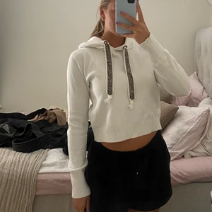 Zara KNIT, fin hoodie  - Vit hoodie från Zara i storlek M men passar också som S. Skönt material (49% viskos)  och fina detaljer. Använd några gånger men kommer inte längre till användning för min del. 🌸🌷