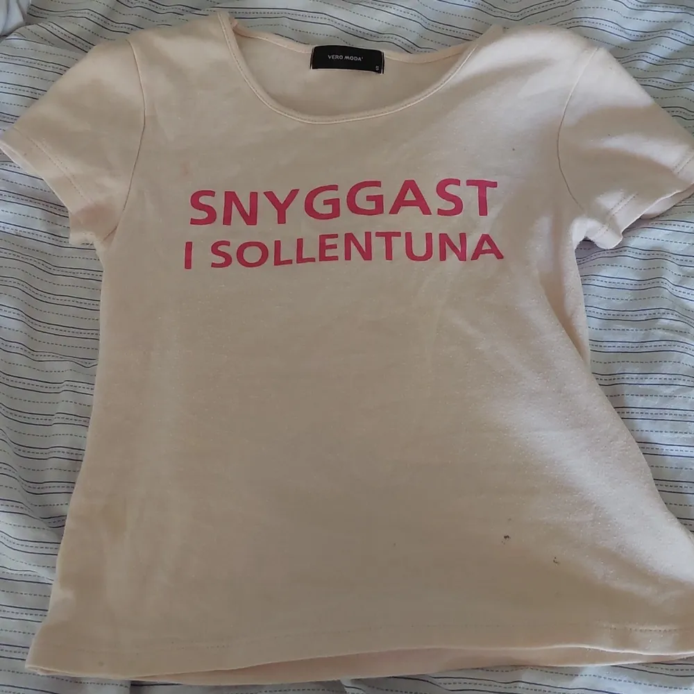 Tröja från vero moda Använd 2 gånger bra skick går inte att köpa längre. T-shirts.